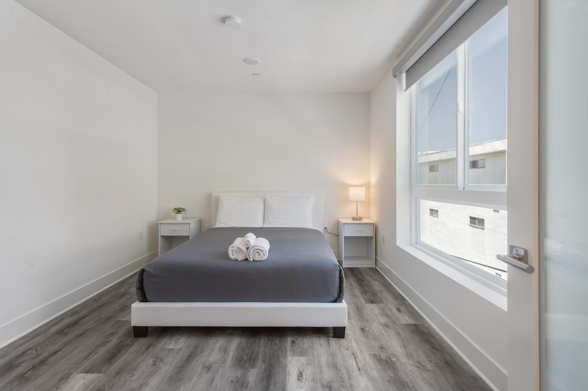 Capsule hotel Beverly Hills 2bd 2ba With Free Parking Los Angeles