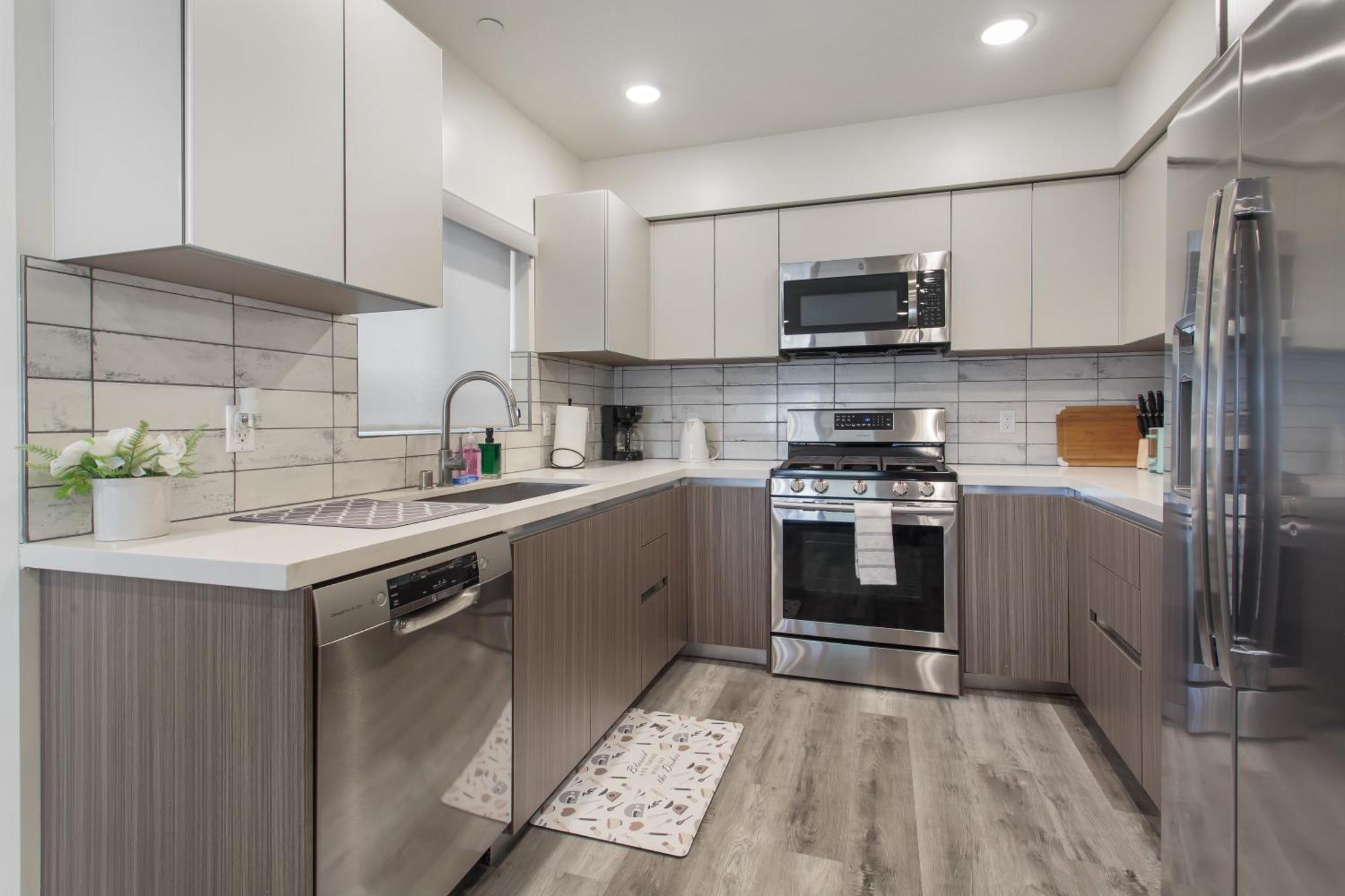 Capsule hotel Beverly Hills 2bd 2ba With Free Parking *