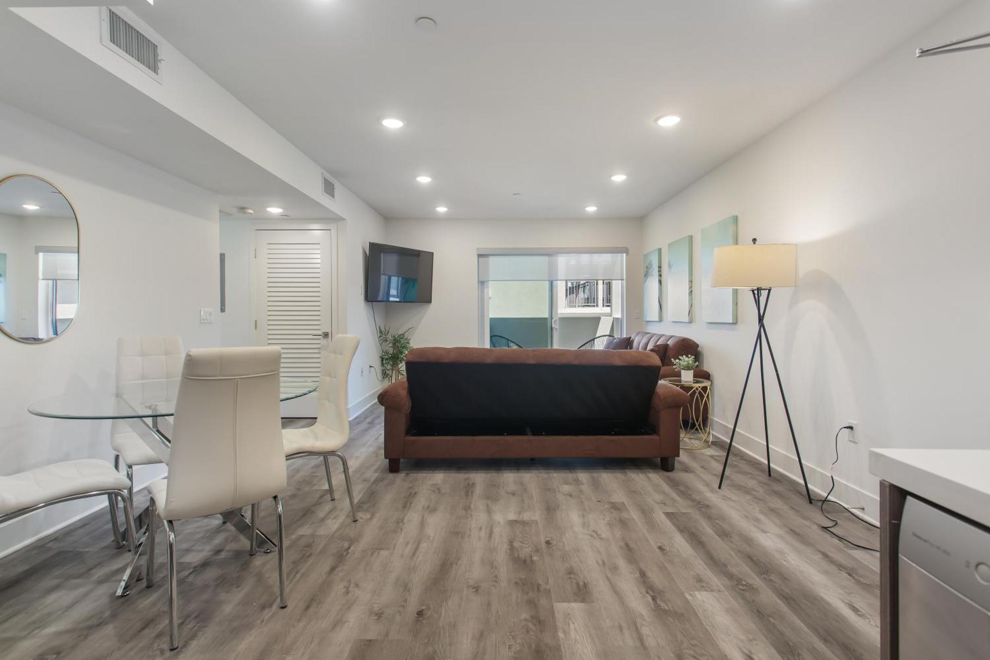 Capsule hotel Beverly Hills 2bd 2ba With Free Parking Los Angeles