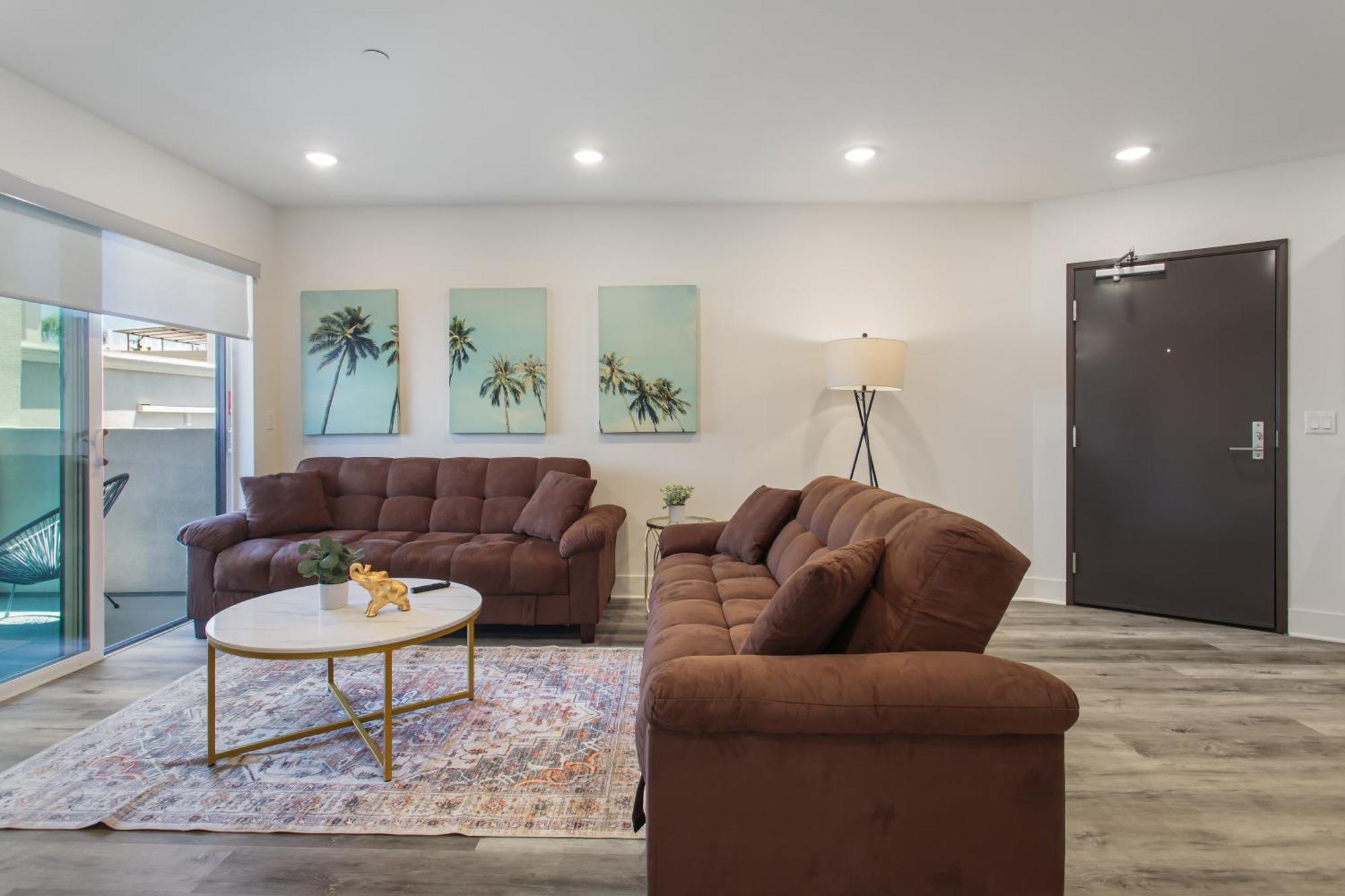 Capsule hotel Beverly Hills 2bd 2ba With Free Parking